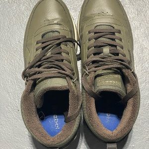 Reebok men sneakers, size 10.5, pre-owned, olive green